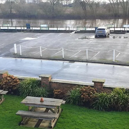 Bed & Breakfast The Ship *